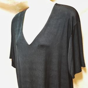 🆓️🌴 Slinky black v-neck t-shirt style top